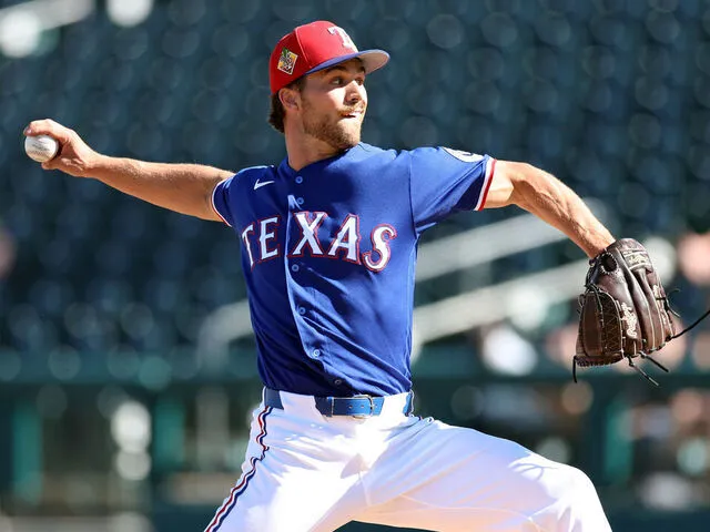 Rangers rookie finds out he made team during mound visit from manager