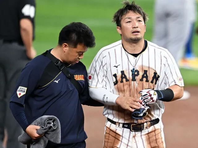 Cubs' Suzuki to start season on IL after tweaking knee during WBC